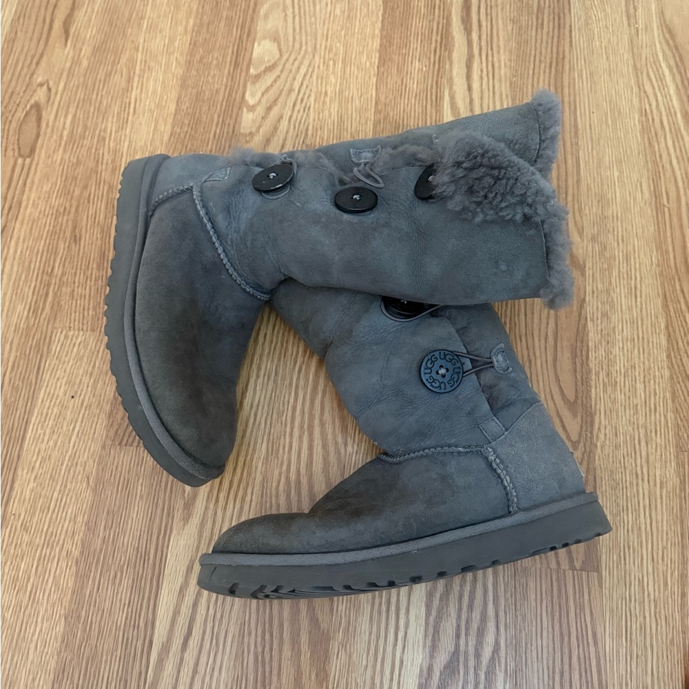 Ugg Gray Bailey Button Triplet Boot Euc - image 2